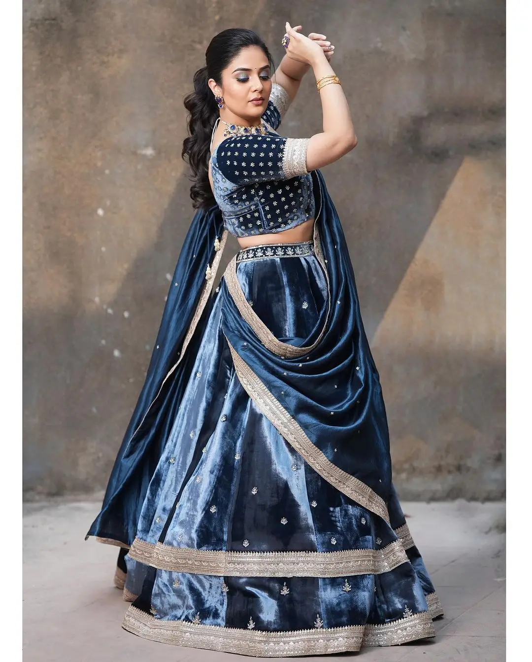 TELUGU TV ACTRESS SREEMUKHI STILLS IN BLUE LEHENGA CHOLI 4